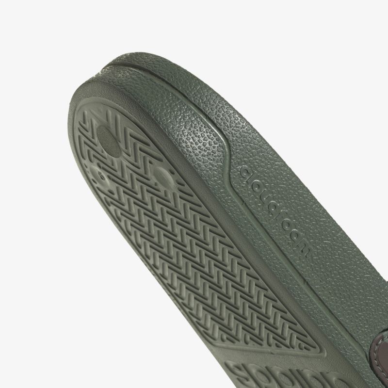 Rutschfeste, langlebige Sohle mit modernem Design, ideal für vielseitigen Einsatz und hohen Tragekomfort.
