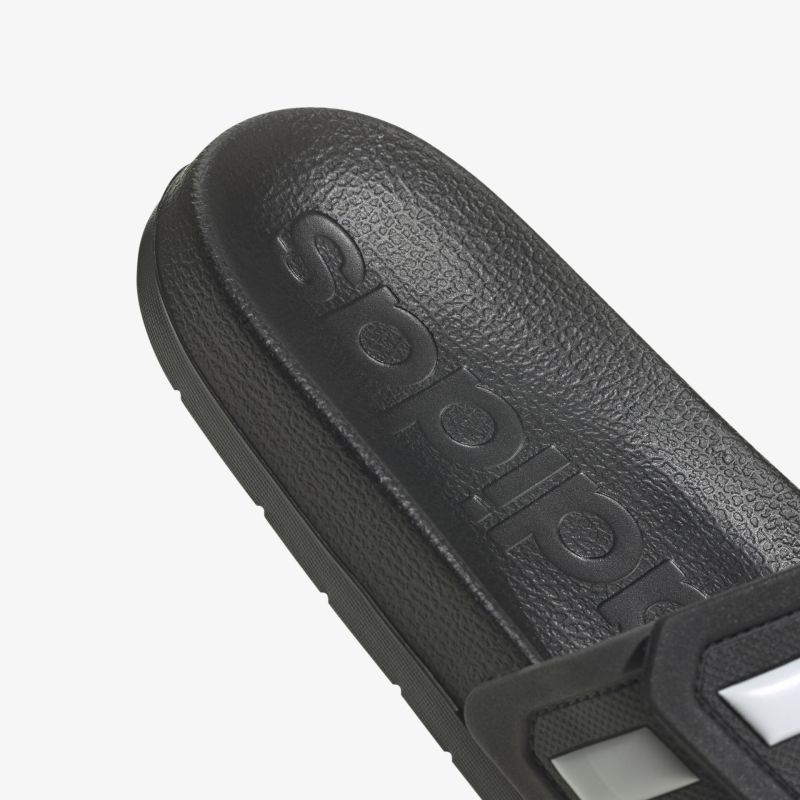 Komfortable und robuste Badesandale aus strapazierfähigem Material mit rutschfester Sohle und stilvollem Design.