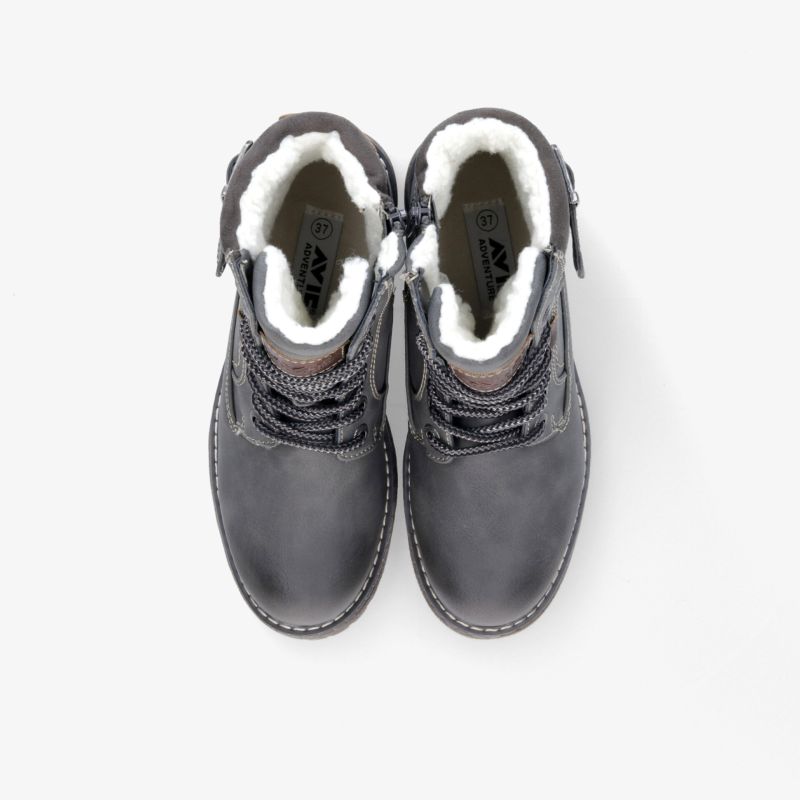 Warme Winterstiefel mit weichem Innenfutter und robustem Schnürdesign in klassischem Stil. Perfekt für kalte Tage.