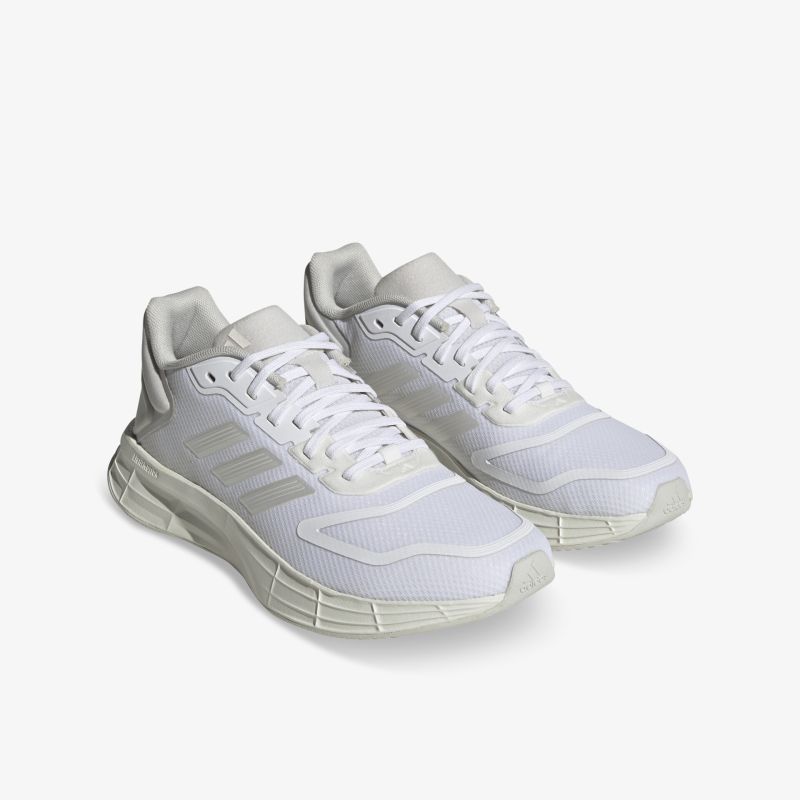 Stilvolle weiße Sneaker mit modernem Design und flexiblem, atmungsaktivem Obermaterial für hohen Komfort.