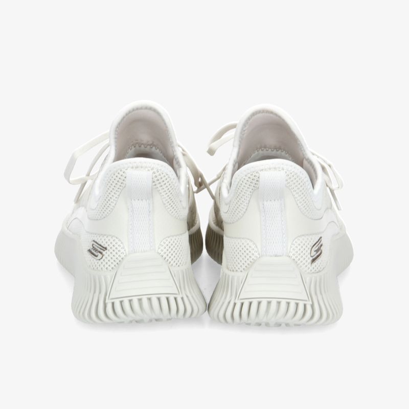 Weiße Sneaker von hinten mit rutschfesten Sohlen, moderner Look, ideal für komfortable Schritte.