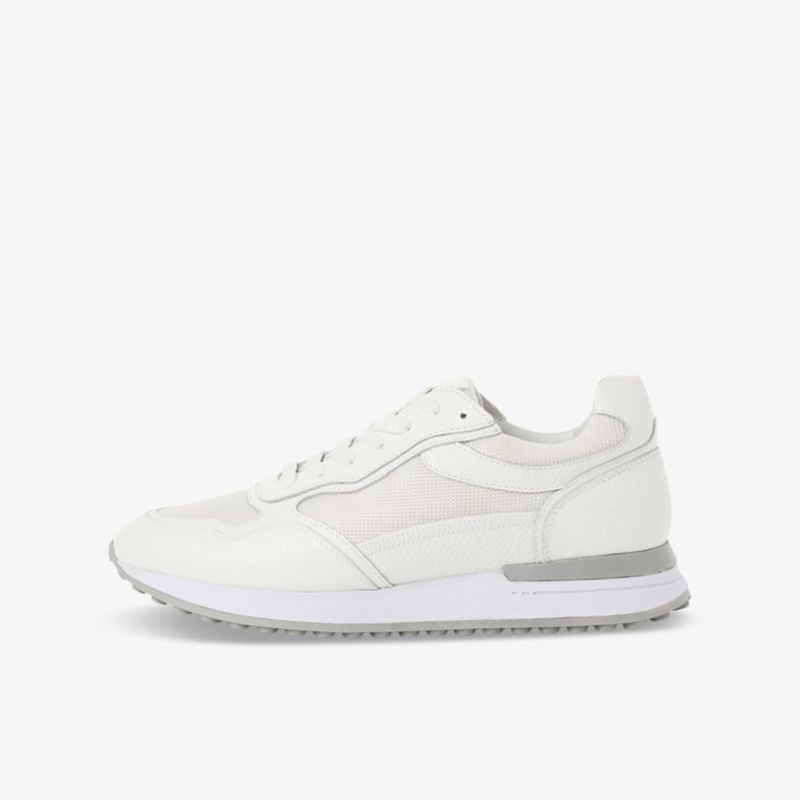 Moderner weißer Sneaker in seitlicher Ansicht mit sportlichem, leichtem und bequemem Design für den Alltag