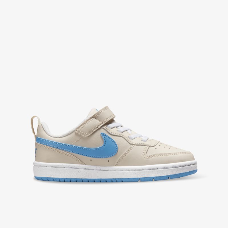 Beiger Sneaker mit blauem Logo, seitliche Ansicht, modernes Design und rutschfeste Sohle für Komfort