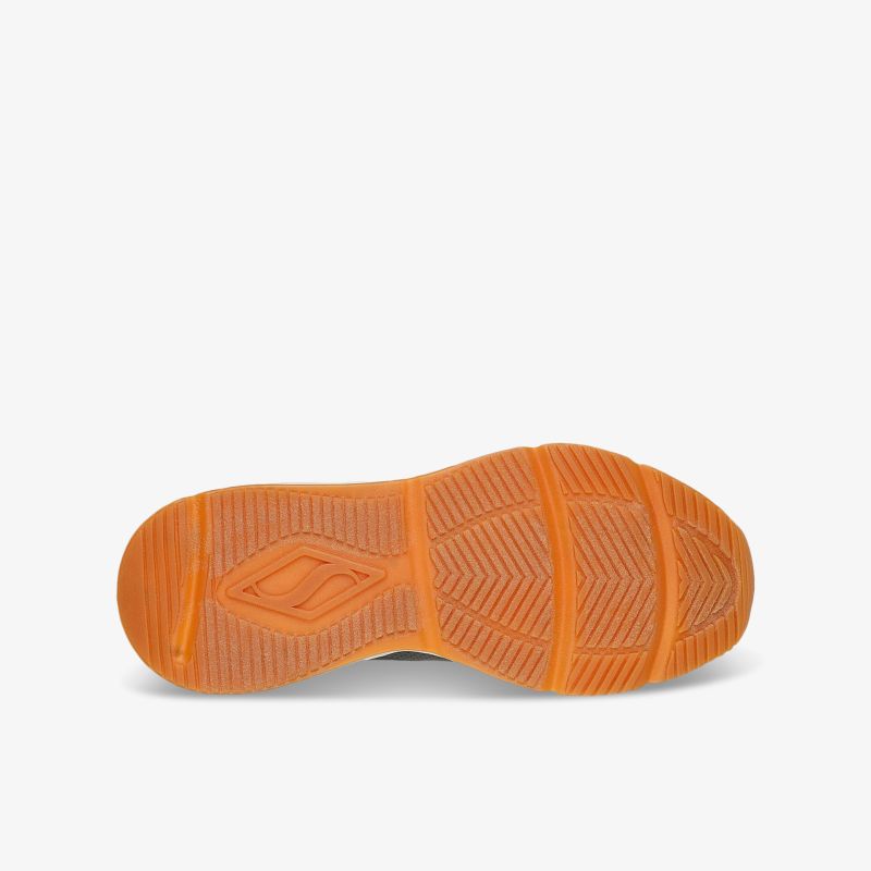 Robuste, rutschfeste Schuhsohle mit tiefem Profil für optimalen Halt und Langlebigkeit bei vielfältiger Nutzung