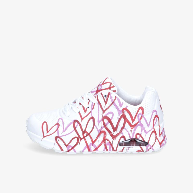 Moderner Sneaker mit auffälligem Herz-Design in Rot und Lila auf weißem Grund für stilvolle Auftritte.