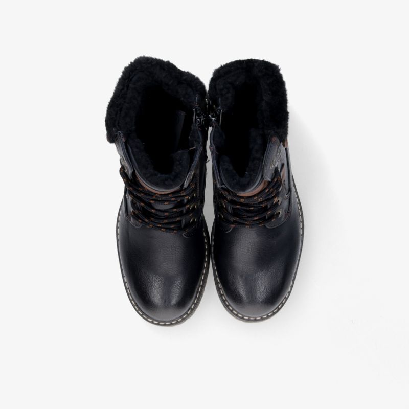 Schwarze Stiefel mit warmem Innenfutter und robuster Schnürung, komfortabel und wetterfest, von oben aufgenommen