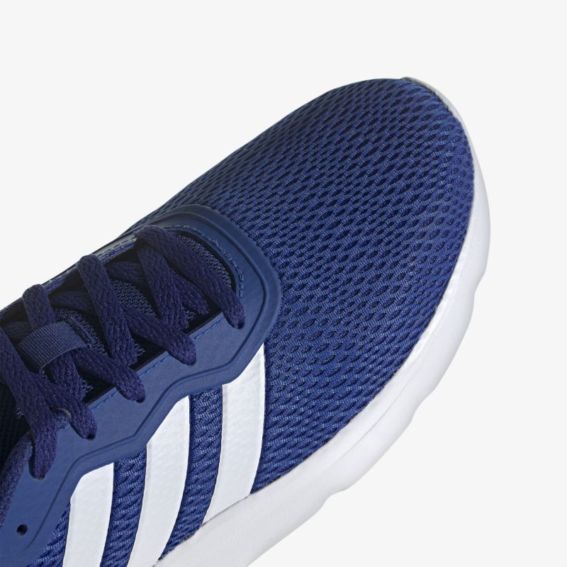 Blauer Sneaker mit atmungsaktivem Mesh-Obermaterial und weißer Sohle für sportlichen Komfort und Style.