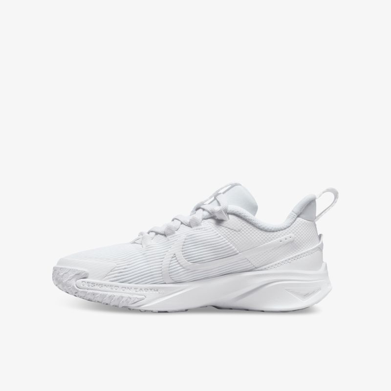 Moderner weißer Sneaker mit atmungsaktivem Material und rutschfester Sohle für optimalen Komfort.