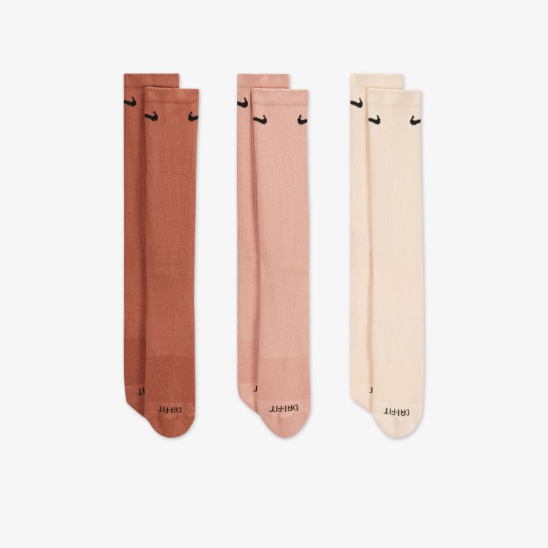 Set aus drei Paar Socken in unterschiedlichen Farben, ideal für Komfort und Stil im Alltag.