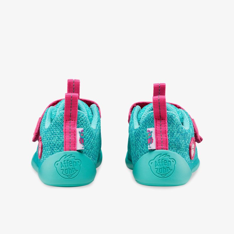 Hochwertige türkisfarbene Schuhe mit pinken Akzenten und rutschfester Sohle. Ideal für den täglichen Gebrauch.