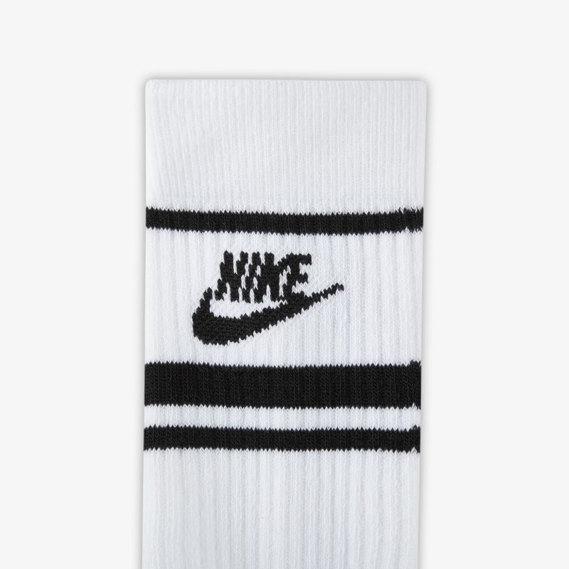 Nike Socken in Weiß mit schwarzen Streifen, ideal für sportliche Aktivitäten, bieten hohen Tragekomfort und Stil.