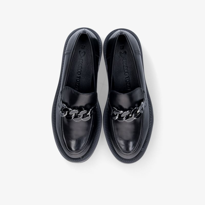Elegante schwarze Slipper mit dekorativer Kette und komfortabler Passform, ideal für stilvolle Looks.