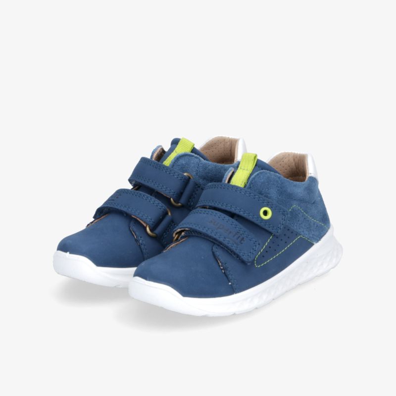 Bequeme blaue Sneaker mit flexiblem rutschfestem Profil und praktischem Klettverschluss, ideal für aktiven Alltag