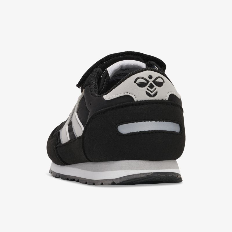 Schicker schwarzer Sneaker mit modernem Kontrastdesign und rutschfester Laufsohle, ideal für Alltag und Freizeit.