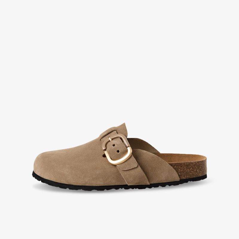 Bequemer Schuh mit verstellbarem Riemen, weichem Material und rutschfester Sohle in klarer Seitenansicht