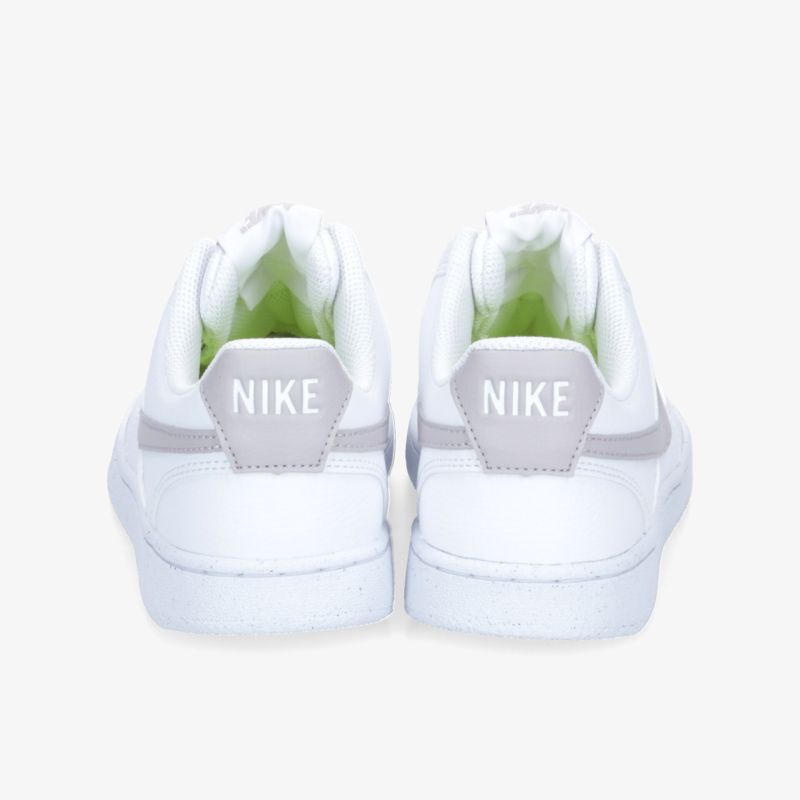 Weißes Nike Schuhpaar in Rückansicht mit klaren Linien und stabilem Design