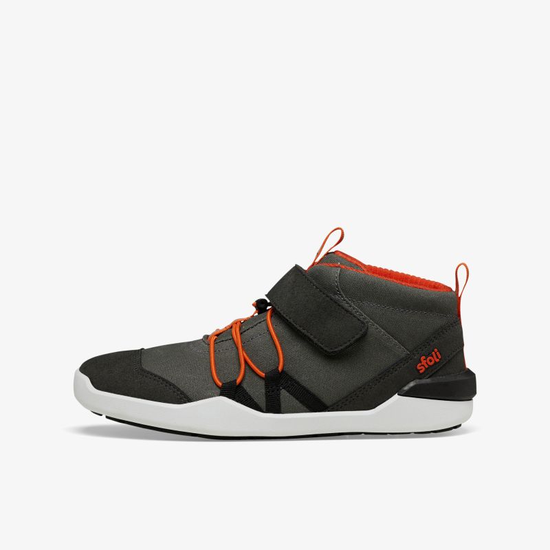 Moderner, sportlicher Schuh mit innovativem Schnürsystem und robuster Sohle in Grau und Rot.