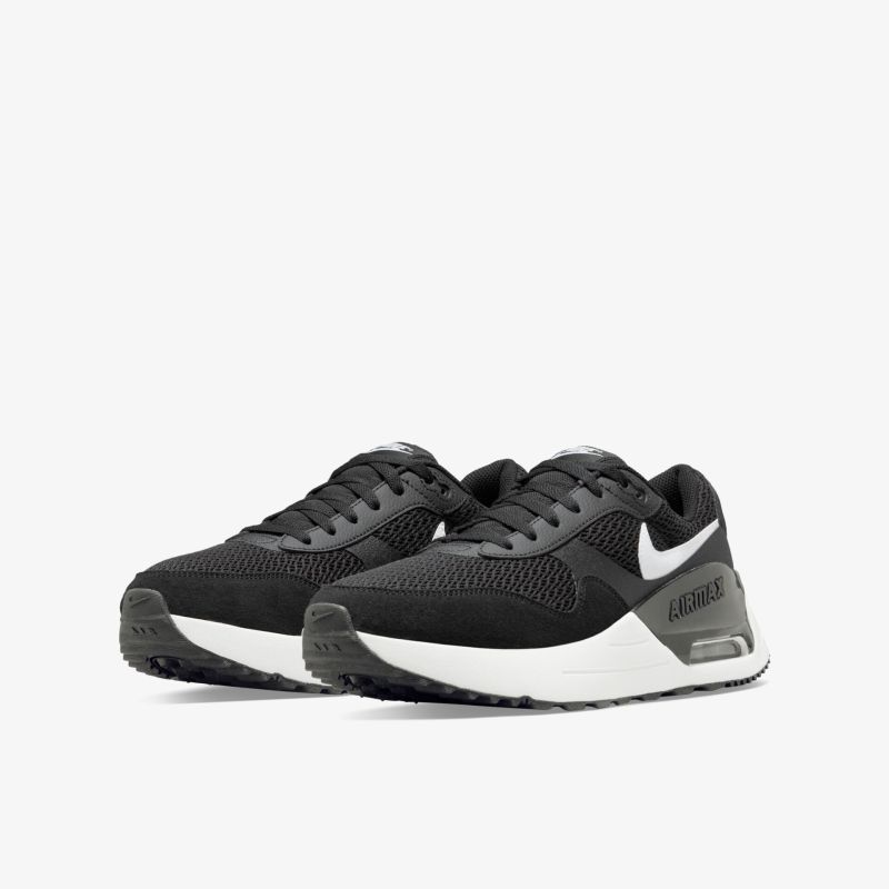 Moderne schwarze Sneaker mit weißer Sohle und atmungsaktiver Struktur für optimalen Komfort und Stil.