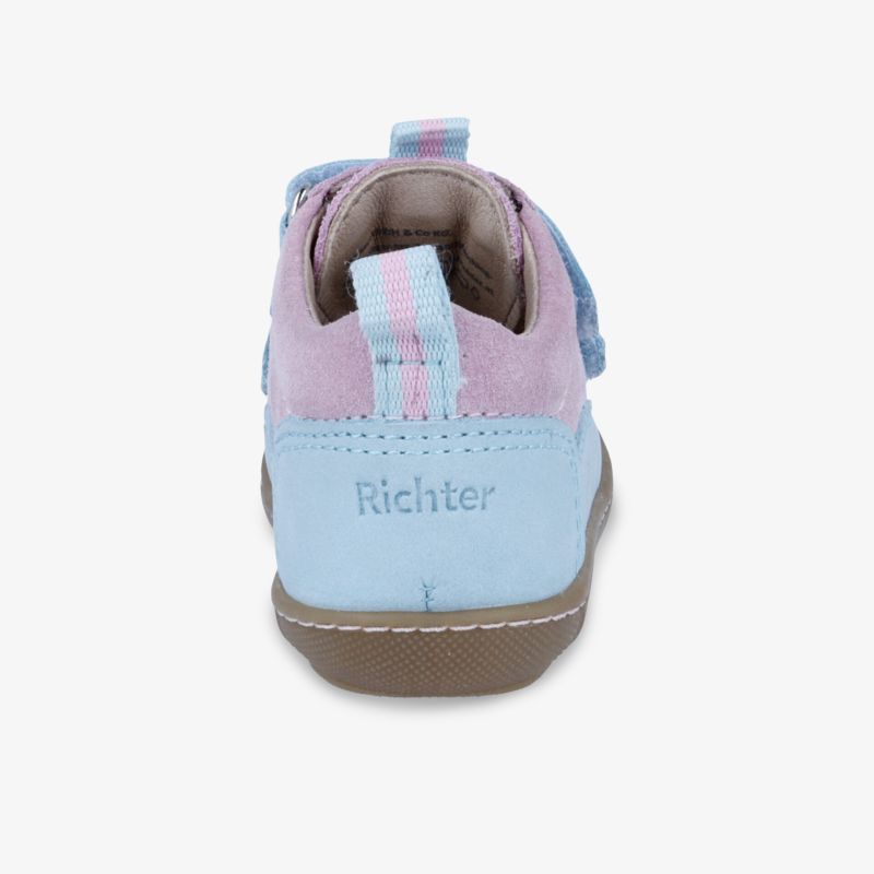 Robuster Kinderschuh in lila und blau mit gepolsterter Ferse und rutschfester Sohle, Rückansicht