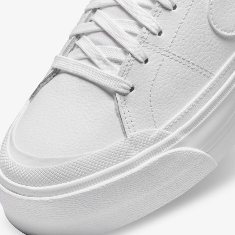 Moderner weißer Sneaker mit Lederoptik und robustem Design für urbane Looks und Komfort.