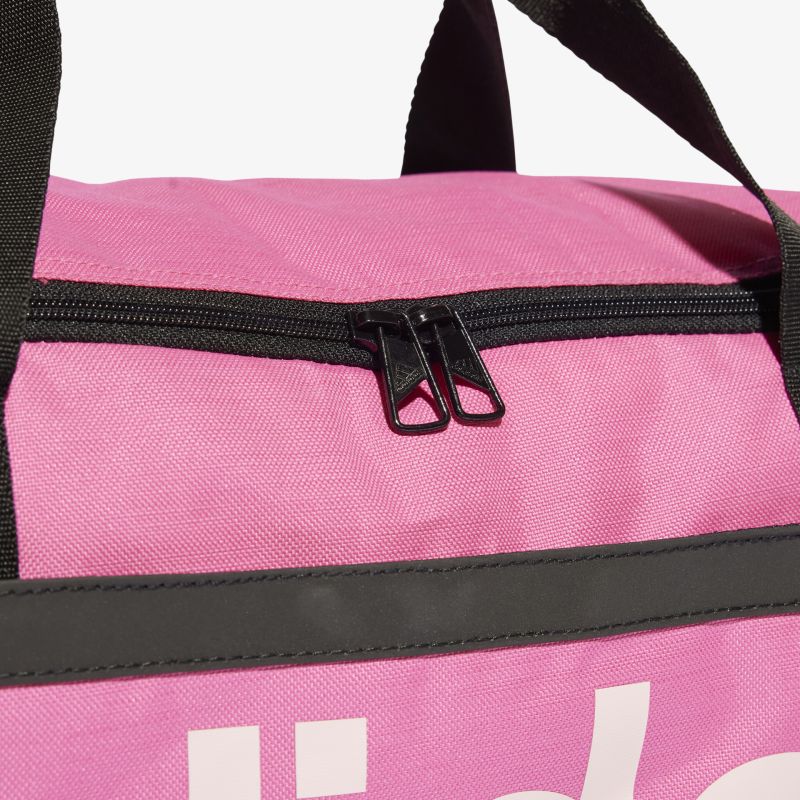 Robuste pinke Reisetasche mit schwarzem Reißverschluss, ideal für Reisen und Alltag, bietet viel Stauraum.
