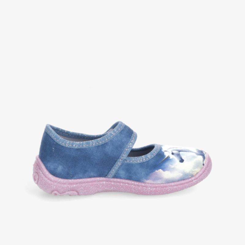 Blauer Kinderschuh mit rosa rutschfester Sohle, flexiblem Material und bequemem Sitz für aktive Kinderfüße