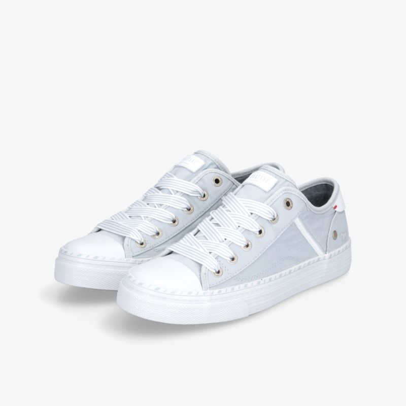 Weiße Sneakers mit modernen Details, ideal für einen sportlich-modernen Look.