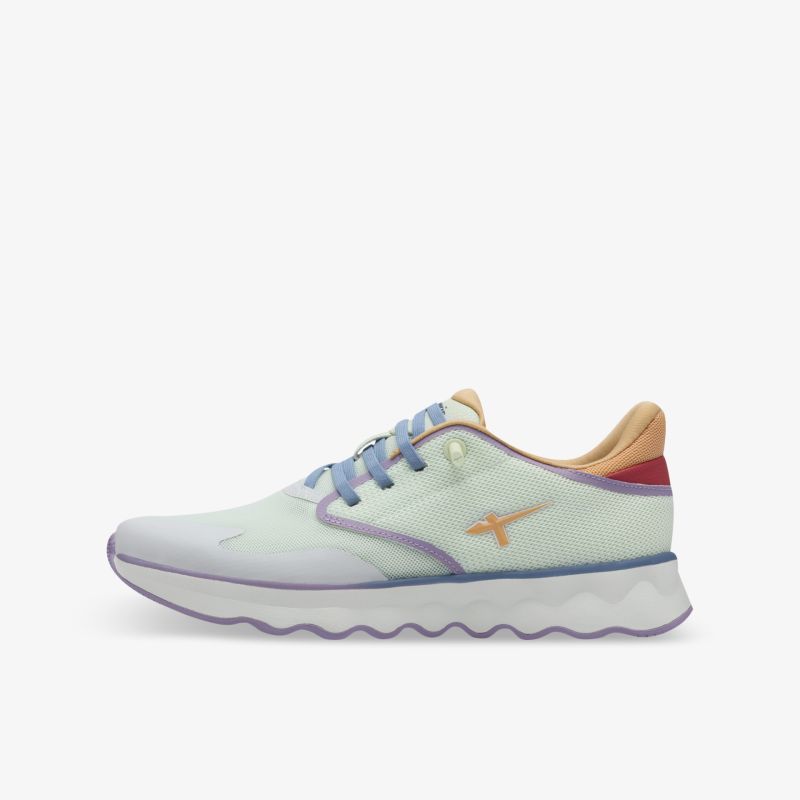 Leichter sportlicher Sneaker mit atmungsaktivem Obermaterial und komfortabler gedämpfter Sohle in moderner Form