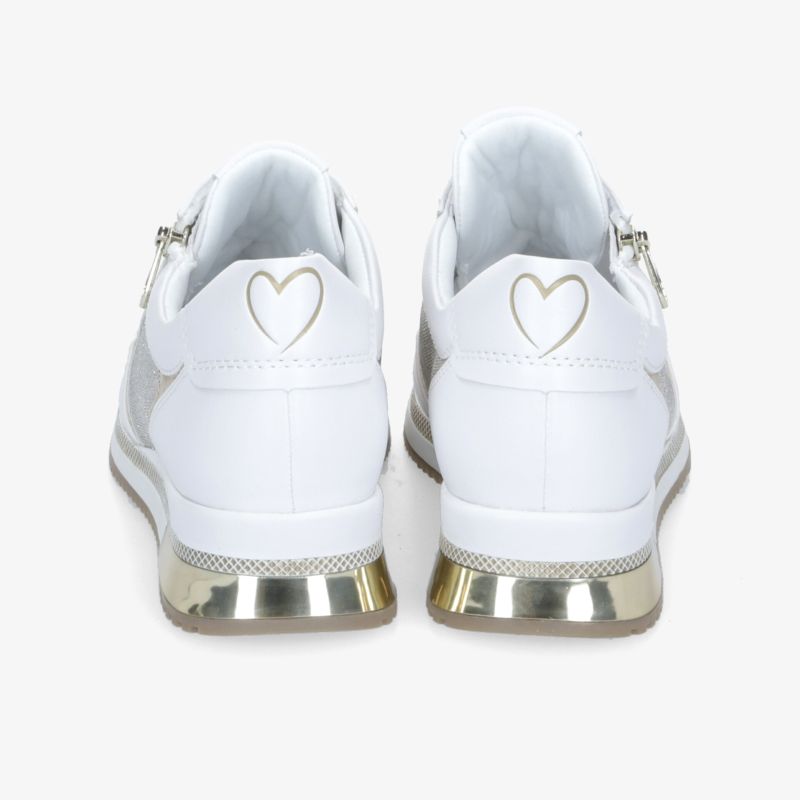 Modische weiße Sneakers mit Herzdesign und glänzendem Metallic-Absatz bieten stilvolle Eleganz und Komfort.