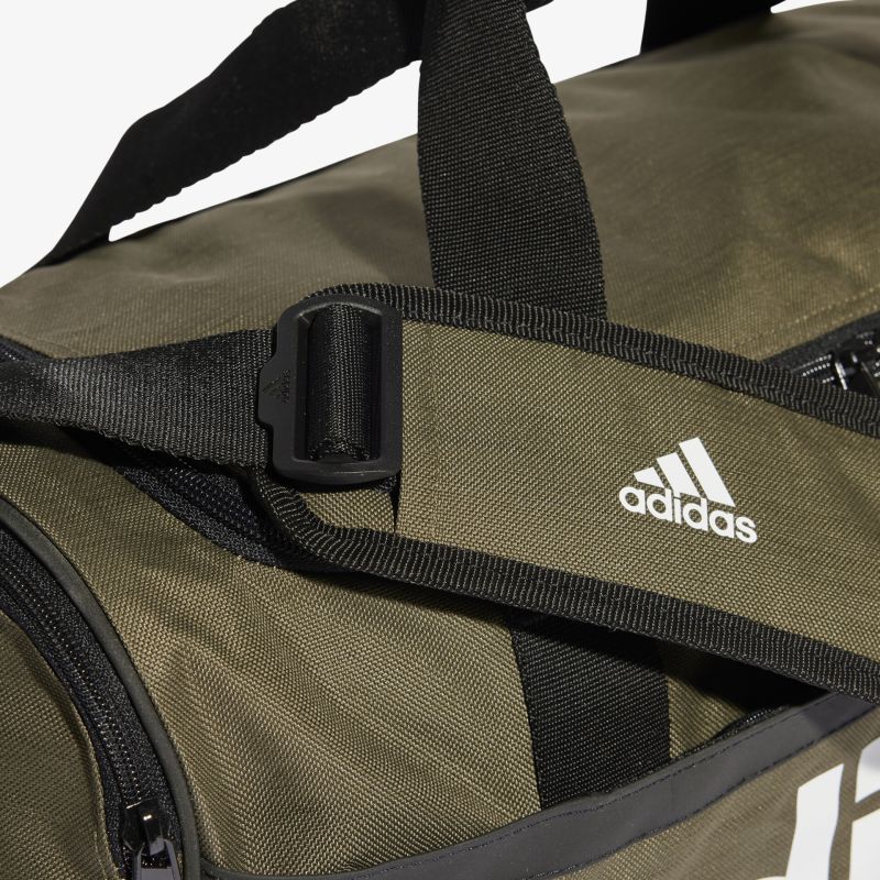 Olivegrüne Adidas Sporttasche mit robustem Gurt und Reißverschluss, ideal für Training und Reisen.