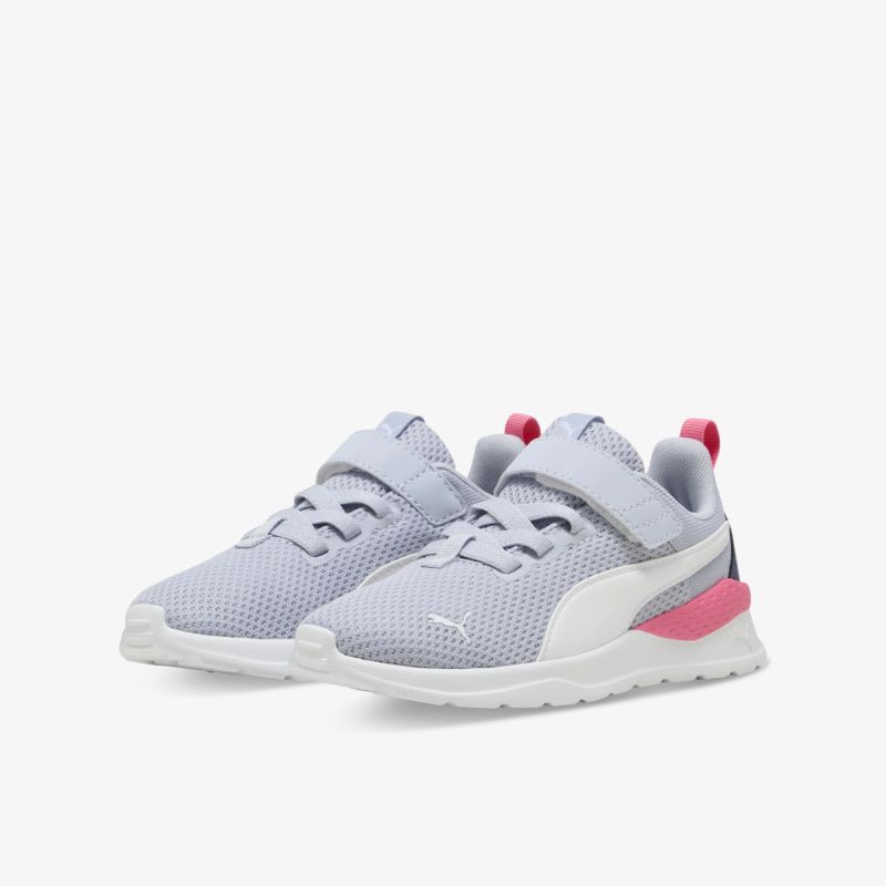 Leichte graue Sportschuhe mit pinken Akzenten, atmungsaktiv und komfortabel, flexibler Halt für sportliche Aktivitäten