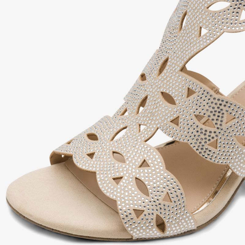 Eleganter Schuh mit filigranen Laser-Cut-Details und offener Zehenpartie, atmungsaktiv und bequem für warme Tage