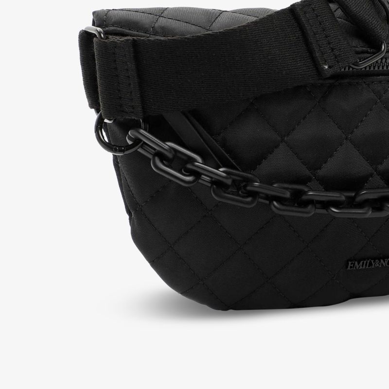 Elegante schwarze Gürteltasche mit gesteppter Textur und stilvollem Kettendetail für modernen Stil