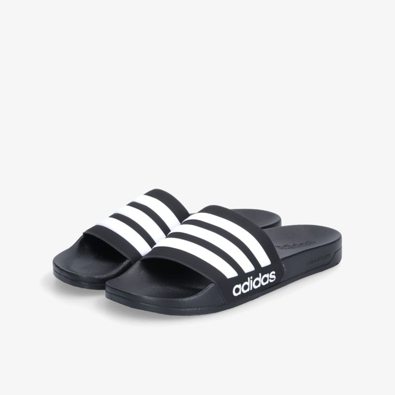 Bequeme Adidas Badelatschen in Schwarz-Weiß mit ikonischen Streifen, ideal für Freizeit und Sport