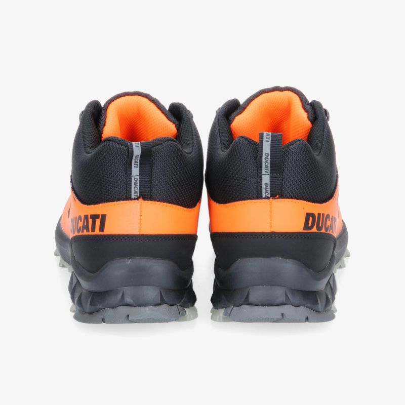 Stylische Trailrunning-Schuhe in leuchtendem Orange und Schwarz mit robuster Sohle für besten Halt.