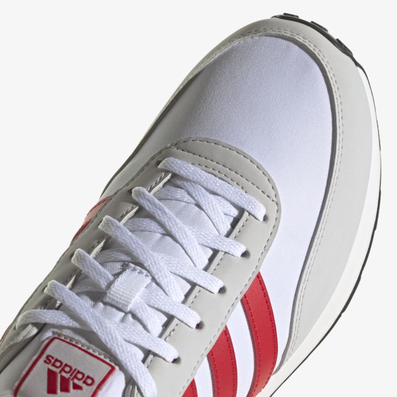 Moderner Sneaker in Weiß mit roten Akzenten und bequemen Schnürsystem.