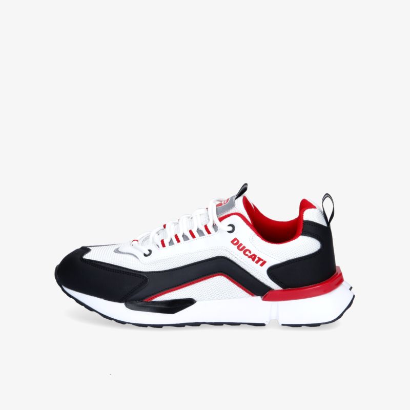 Moderner Sneaker mit schwarz-weißem Design und roten Akzenten. Perfekt für Freizeit und Alltag.