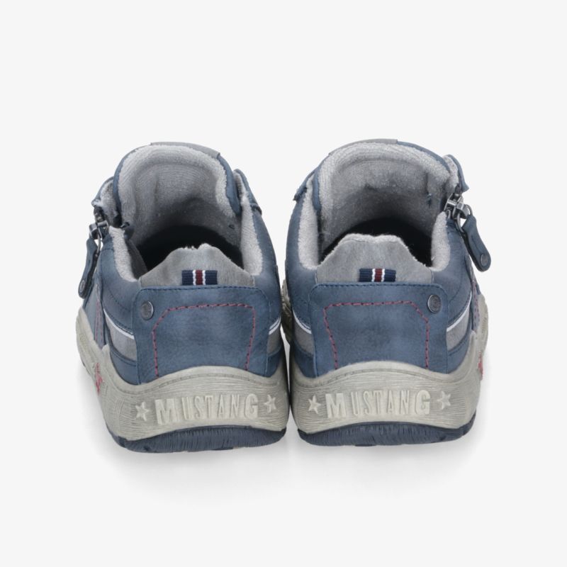 Blauer Sneaker mit robustem Absatz und praktischen Reißverschlüssen, Rückansicht zeigt Mustang-Branding