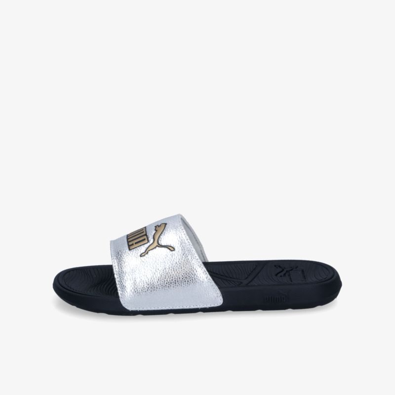Silberne Puma Badepantolette mit gepolstertem schwarzen Fußbett und sportlichem Design