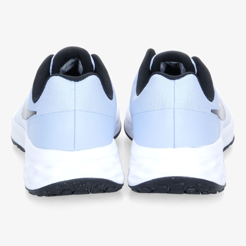 Sportliche, leichte Schuhe in modernem Design mit rutschfester Sohle und bequemem Tragekomfort, Rückansicht