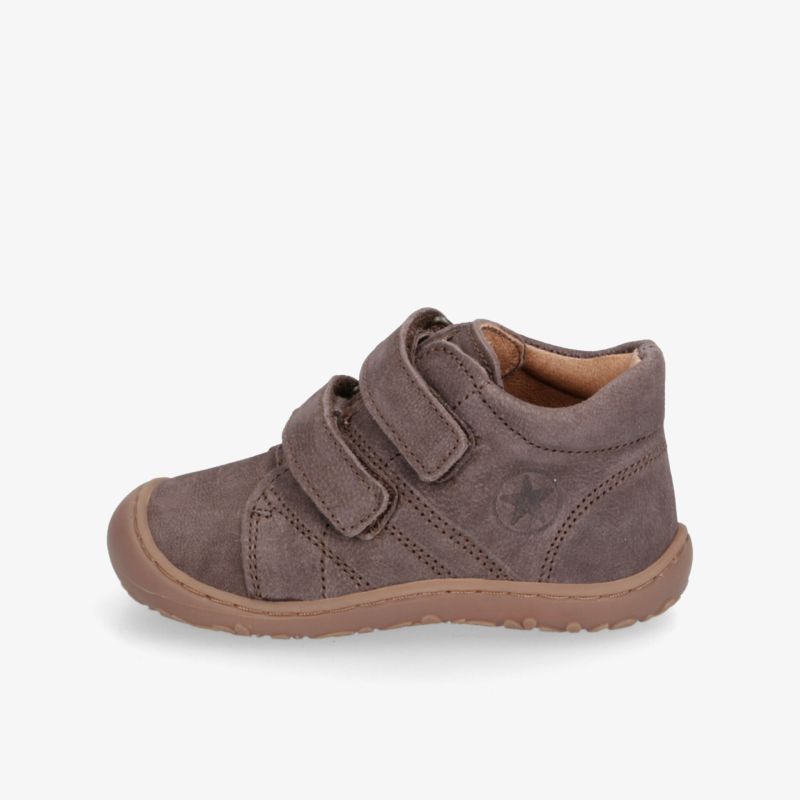 Bequemer brauner Schuh mit Klettverschluss und rutschfester Sohle für optimalen Tragekomfort und Halt.