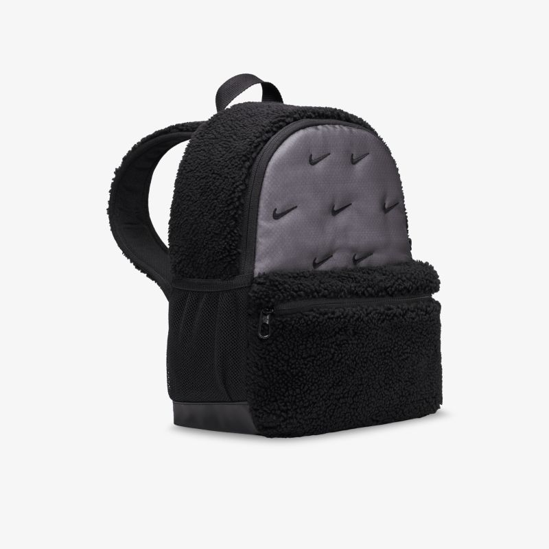 Schwarzer flauschiger Rucksack mit weichem Material, geräumigem Hauptfach und Frontreißverschluss, modernes Design