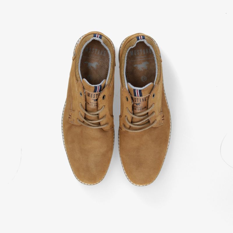 Bequeme, stilvolle Wildleder-Schnürschuhe in Braun für vielseitige Looks.