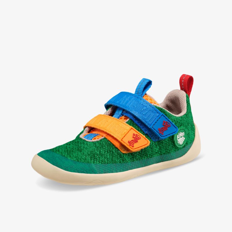 bunter leichter Sportschuh mit Klettverschlüssen, atmungsaktivem Material und rutschfester Sohle in 3/4 Ansicht