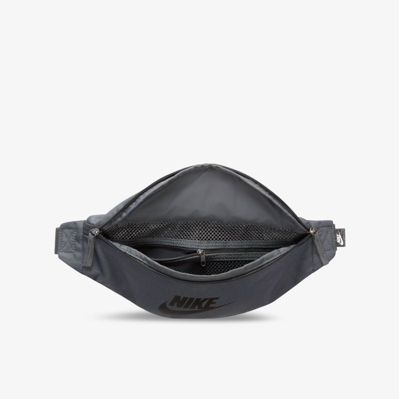 Kompakte und modische Nike Gürteltasche in Grau, geräumige Haupttasche, sportliches Design.