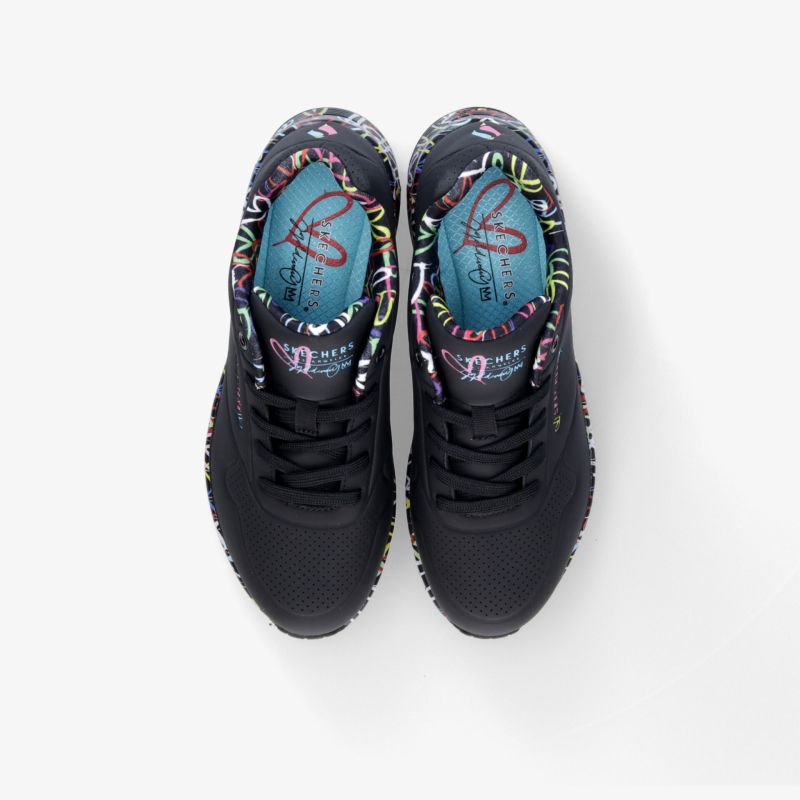 Moderne schwarze Sportschuhe mit buntem Innenfutter und einzigartigem Designansatz. Perfekt für urbanes Styling.