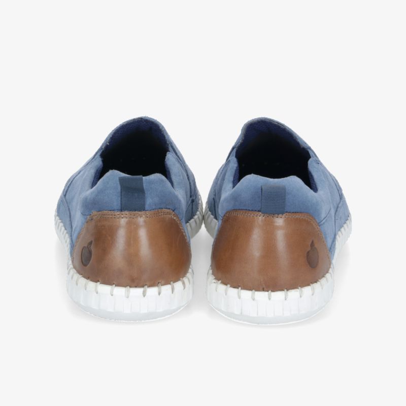 Blaue Halbschuhe mit brauner, gepolsterter Ferse und weißer flexibler, rutschfester Sohle von hinten