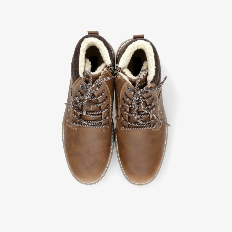 Braune Schuhe mit warmer Innenfütterung, robusten Schnürsenkeln und rutschfester Sohle in Draufsicht