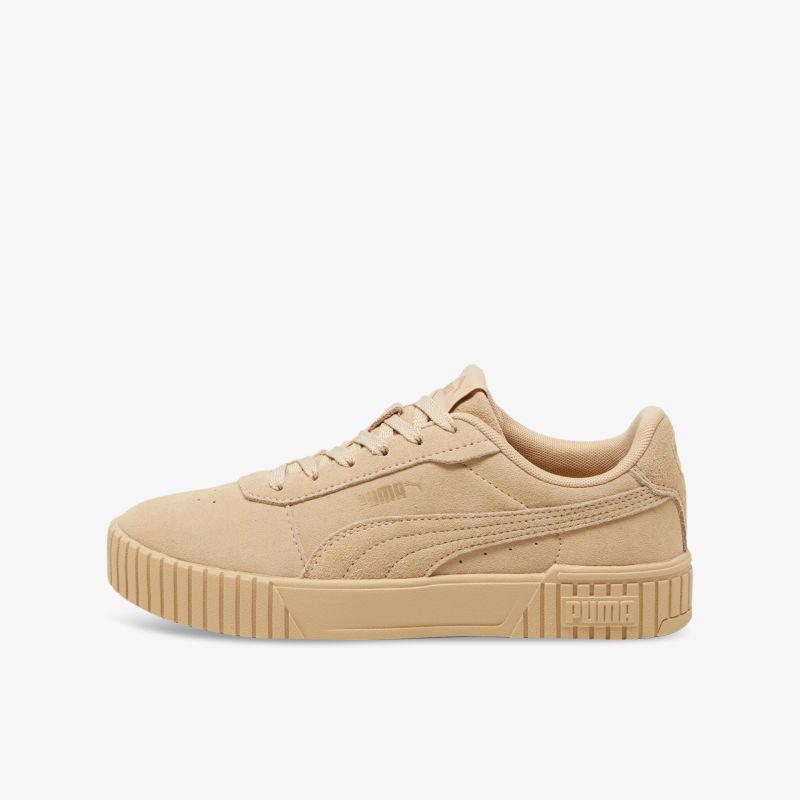 Beiger Sneaker mit robuster Gummisohle und klassischem Design für Komfort und lässigen Stil.