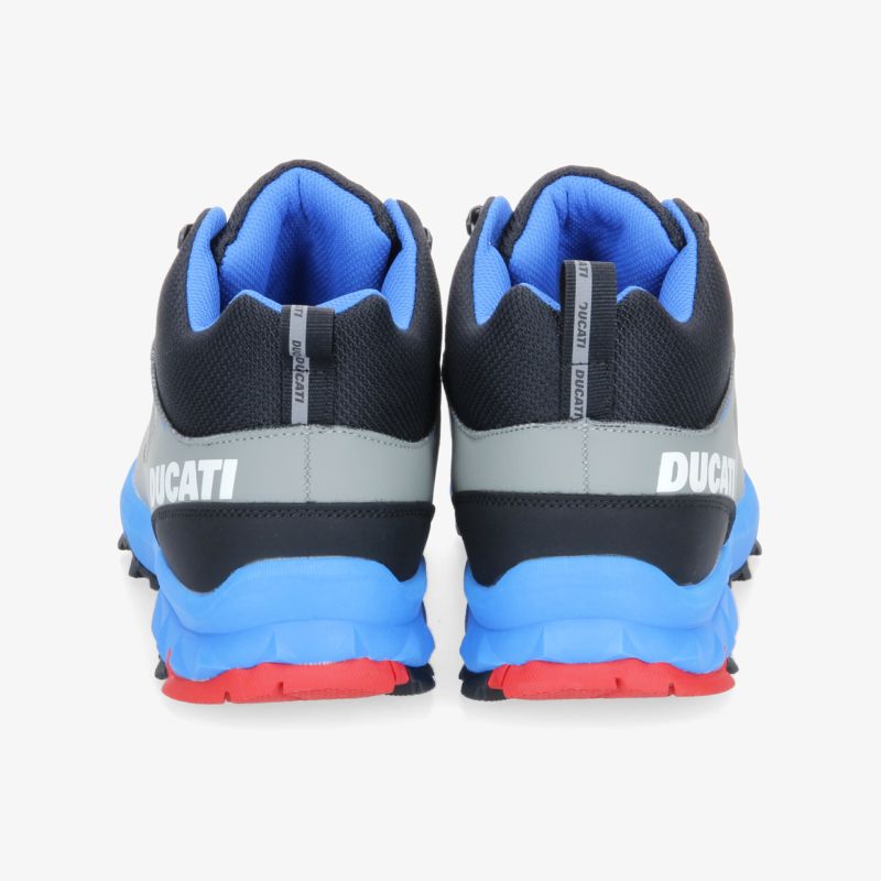 Robuste Sneaker mit markantem Design, blauer und roter Sohle, für aktiven Lebensstil.